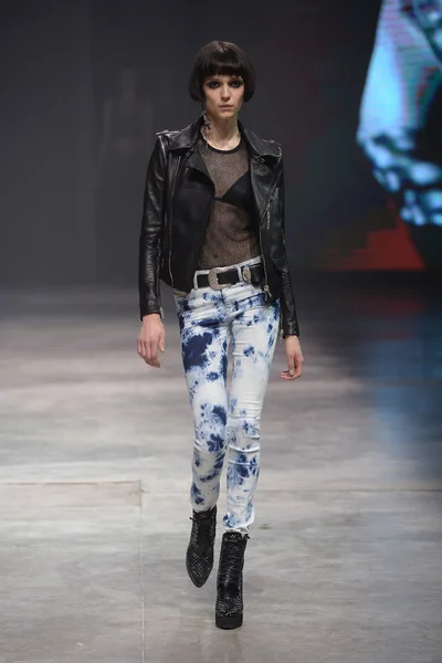 Look 10